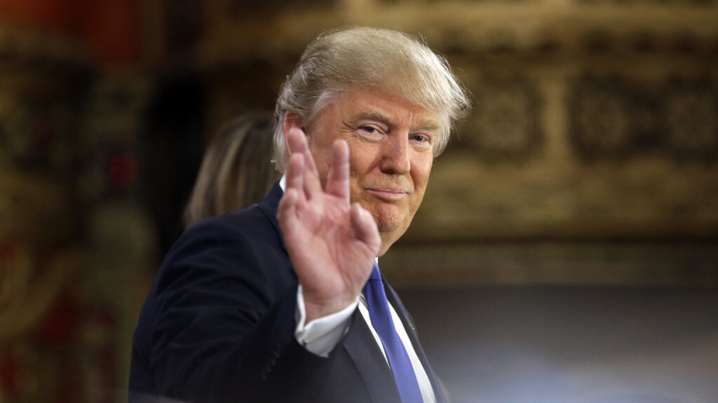El precandidato Donald Trump saluda luego del debate republicano en Detroit, 3 de marzo de 2016.  (AP Foto/Carlos Osorio)